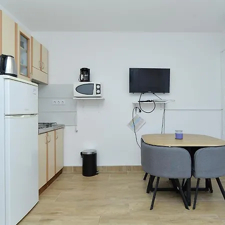 Orange 709 * Fažana